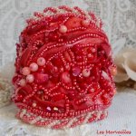 Pulseira de punho de coralie bordada com coral vermelho, rosa claro e pérolas de sementes