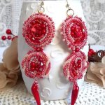 BO Coralie bordada com pedras semi-preciosas de coral, cristais Swarovski, contas de sementes e ganchos de 14 quilates cheios de ouro