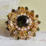 L'Oiseau des Iles Anel de Ouro Verde bordado com cristais Swarovski, chatons, pérolas e missangas de sementes