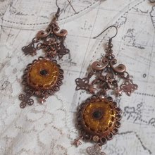 BO Mystères d'Arsène criado com diferentes formas de encanto, medalhões pendentes, motivos de porcelana patinada e cristais Swarovski