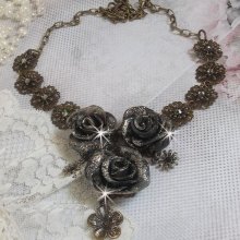 Colar Steampunk Queen criado com rosas de porcelana preta e castanha, cabochons de cristal e acessórios de bronze
