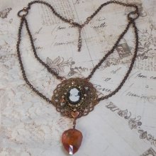 Colar Watson criado com estampas, um pendente de cristal Swarovski com um aspecto retro, acessórios de latão e um cabochon de resina
