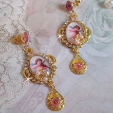 BO Anjos Musicais criados com cabochons PureCrystal, cabochons de lupa, selos e Zircónio Rosa, 