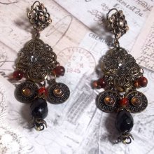 BO Milady Broc' criado com selos, gotas, encantos de latão, strass, cabochons PureCrystal e contas de vidro