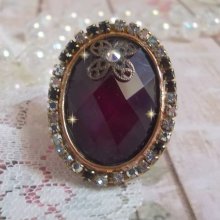Anel Chic Burgundy criado com cristais PureCrystal, um selo em forma de flor e um cabochon de vidro.