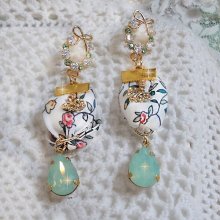 BO Liberty Flowers criado com cabochons de cristal Opal; brincos banhados a ouro e vários acessórios