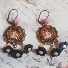 BO Chapéu Preto Elegante criado com cabochons de ampliação, contas de resina, cristais, flores esmeriladas e vários acessórios.