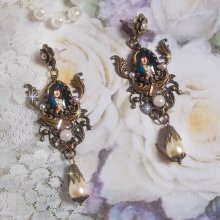 BO Madonna criada com cabochons PureCrystal, cabochons de lupa, selos de nuvens e acessórios de bronze