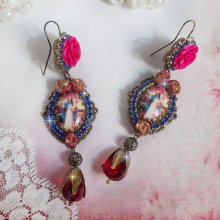 BO Maria e Jesus criados com cabochons de resina, pêras vermelhas facetadas e vários acessórios