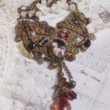 O colar Mes Passions Broc cria uma mulher de cabelo dourado com flores, acessórios de bronze, cristais de encanto e uma corrente de strass