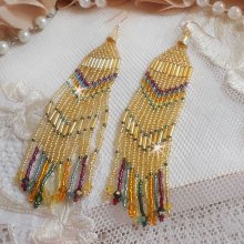 BO Feliz Verão criado com contas de sementes Miyuki Delicas, tubos PureCrystal e cristais com ganchos de 14 quilates cheios de ouro