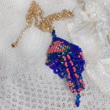 Pingente Bel'Nuit Bleue criado com contas de sementes japonesas de alta qualidade, cristais Swarovski e acessórios banhados a ouro