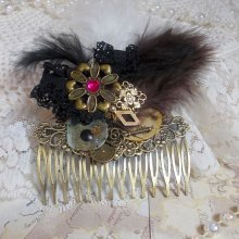 Curiosidade Pente de cabelo Time criado com renda preta, vários acessórios, encantos dourados, prateados e bronze com penas pretas, castanhas e brancas