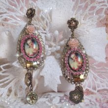 BO Rosalene criado com cristais, flores de resina, encantos e materiais diversos 