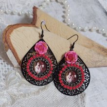 BO Look Coco criado com cabochons de lupa representando uma mulher com o seu papagaio, pingentes pretos de filigrana, contas de vidro e resina
