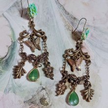BO Palácio Verde criado com cristais, encantos, selos, cabochons de resina rosa e pingentes de vidro facetados