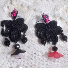 BO Cocktail Sangria criada com renda preta muito antiga, cristais, flores foscas, cabochões de resina e acessórios pretos