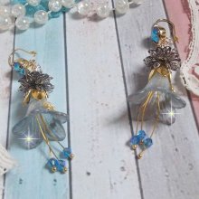 BO Sensations Ouro e Azul criado com flores de trompete pintadas à mão, cristais, flores de vidro e acessórios banhados a ouro