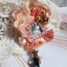 Pregadeira rústica Rose criada com um cabochon representando uma rapariga sorridente, rhinestone laranja e renda Rose, cristais, contas de vidro e vários acessórios