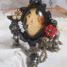 Colar Love Romance criado com cristais, um cabochon oval representando duas mulheres, Quartzo, Hematites, pérolas douradas e outros acessórios
