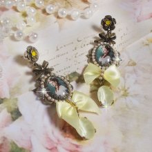 BO Look de princesa criado com cabochões de princesa, cristais, contas de vidro, acessórios de bronze e laços de cetim amarelo