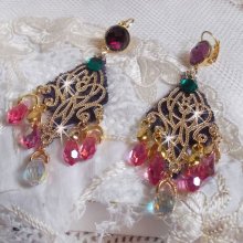 BO Asiane criada com gotas de cristal Swarovski, rendas Violeta dos anos 50 e contas de vidro
