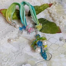 Collier Regard Scintillant créé avec fleurs acryliques, ruban de soie, chaîne en argent et perles Cristal Swarovski