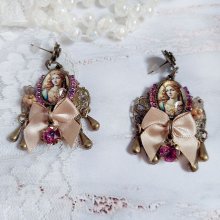 BO Reine Roses cr&eacute;&eacute;es avec cabochon verre, n&oelig;ud satin, strass, clochettes et perles Cristal Swarovski