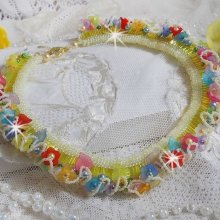 Colar de flores de jardim com flores foscas, rochedos, tubos amarelos, flores Lucite e rochedos