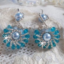 BO Ode Blue e Silver criadas com contas redondas peroladas, faces achatadas e contas de sementes de prata.