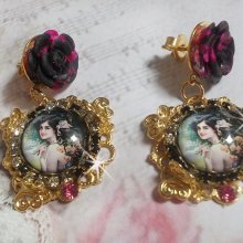 BO Weekend of Roses criado com cabochons representando uma mulher com rosas, contas de resina e cristais Swarovski