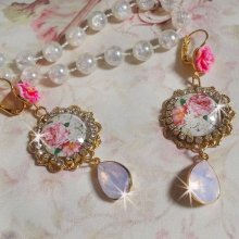 BO Bouquet Valentine criado com cabochons de vidro rosa, cabochons de resina e cristais Swarovski 