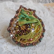 Anel lunar veneziano bordado com fita de seda cor camaleão, cristais Swarovski, várias pérolas e pérolas de sementes