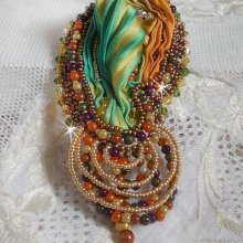 Broche lunar veneziano bordado com fita de seda, contas mágicas e cristais Swarovski