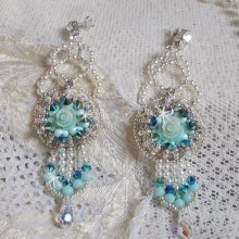 BO Flores azuis Haute-Couture bordadas com cristais Swarovski, cabochões de resina da cor da hortelã, contas de sementes Miyuki e tachas de prata 925/1000