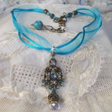 Colar pendente Lady in Blue montado com cristais Swarovski, espaçadores de flores, copos de folhagem e fitas