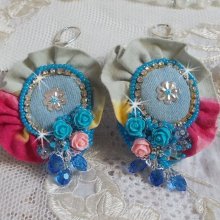 BO Far West bordado com tecido de ganga, rosas de resina, cristais Swarovski, contas diversas, missangas de sementes e dormentes de prata 925/1000 e outras contas