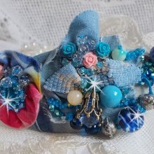 Clip de cabelo do Far West bordado com pedras semi-preciosas (Sodalite e Yellow Jade), tecido Jean com flores, cristais Swarovski e missangas de sementes