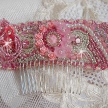 Pente Magnólia bordada com cristais Swarovski, contas de resina e contas de sementes Miyuki