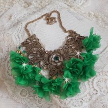 Colar Belle Emeraude com flores de tecido, cristais Swarovski e missangas de sementes