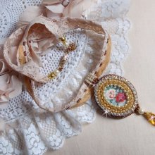 Reflets de Rosée colar pendente, pérolas de pérolas, cristal Swarovski e renda.