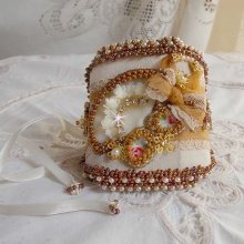 Reflets de Rosée cuff bracelete bordada com pérolas, cristais Swarovski, contas de sementes e renda antiga
