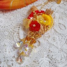 Colar pendente de botão de ouro com vários cristais e pérolas de qualidade