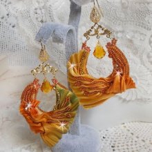 BO Rumba bordada com cristais Swarovski, facetas, pérolas e espaçadores numa fita de seda (Shibori)