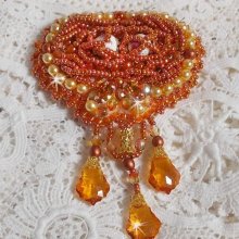 Broche Rumba bordado com cristais Swarovski, strass, navetas de tangerina, missangas redondas e missangas de sementes
