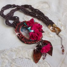 Belle Hélène Haute-Couture colar pendente com flores de tecido e madrepérola