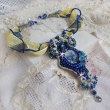Colar pendente Haute-Couture Blue Palace com contas de sementes coloridas e cristais Swarovski