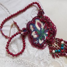 Colar Enchantement d'Automne bordado com pérolas de Bordeaux, renda, várias pérolas e pérolas de sementes