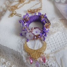 Colar pendente Laureline bordado com algodão DMC roxo, cristais Swarovski e flores foscas.