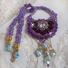 Colar Freesia bordado com rosas de resina Fuchsia marmorizado com rosas, cristais Swarovski e missangas de sementes.